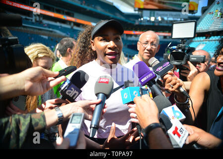 Miami Gardens, Florida, USA. 20th Mar, 2019. Serena Williams of the United States during the ribbon cutting ceremony before the first match of the Miami Open Day3 at Hard Rock Stadium on March 20, 2019 in Miami Gardens, Florida. Credit: Mpi10/Media Punch/Alamy Live News Stock Photo