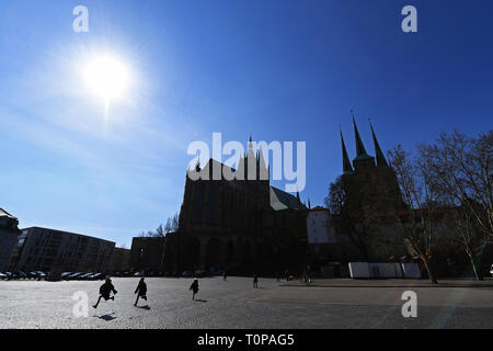 Erfurt, Germany. 21st Mar, 2019. The sun shines in the blue sky over the Mariendom and the Severikirche. The restored Marienmosaik will be presented to the press on the same day before its inauguration on 24 March. The work of art, completed in 1870, hung on the outer west side of the cathedral until 1968 and has since been stored in boxes in the cellar. The 44 square metre mosaic has now been restored and has found a new place in the roof truss of the longhouse in the cathedral. Credit: Martin Schutt/dpa-Zentralbild/dpa/Ģ����ý Live News Stock Photo
