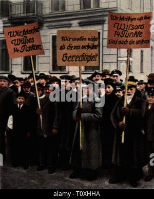 politics, demonstrations, demonstration for the Fourteen Points of American president Woodrow Wilson, Germany, November 1918, coloured photograph, cigarette card, series 'Die Nachkriegszeit', 1935, 14 points program, sign, signs, signboard, signboards, peace, German Reich, Third Reich, people, 20th century, 1930s, politics, policy, demonstration, demo, demonstrations, demos, president, presidents, coloured, colored, post war period, post-war period, post-war years, post-war era, historic, historical, Additional-Rights-Clearance-Info-Not-Available Stock Photo