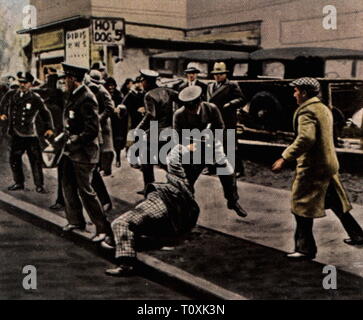 politics, demonstrations, USA, food riot in Minneapolis, Minnesota, February 1931, police is advancing forcibly against demonstrators, coloured photograph, cigarette card, series 'Die Nachkriegszeit', 1935, world depression, world depressions, crisis, crises, food scareness, food shortage, hunger, hungriness, riot, riots, affray, unemployed, nonworker, workless, unemployed people, unemployment, poverty, violence, protest, protests, people, 20th century, 1930s, politics, policy, demonstrations, demos, demonstration, demo, USA, United States of Ame, Additional-Rights-Clearance-Info-Not-Available Stock Photo