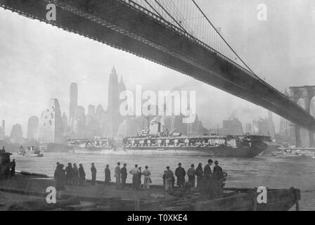 transport / transportation, navigation, warship, aircraft carrier USS 'Franklin D. Roosevelt', build in the Brooklyn Navy Yard, in commission 1945 - 1977, maiden voyage, East River, New York City, 27.10.1945, haze, mist, hazy, hazier, Brooklyn Bridge, river, rivers, bridge, bridges, skyline, cruise, people, US navy, American Navy, man-of-war, CV-42, military, naval forces, armed forces, USA, United States of America, 20th century, 1940s, transport, transportation, warship, warships, flattop, aircraft carriers, flattops, attack aircraft carrier, c, Additional-Rights-Clearance-Info-Not-Available Stock Photo