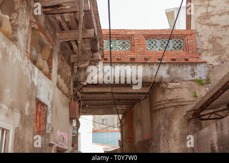 'Shih Yih Hall' on Chinsheng Lane, an elevated redbricked corridor connecting two buildings, . Lukang old street, Lukang Township, Changhua, Taiwan Stock Photo