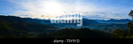 vista panorámica al gran valle de cajola, xelaju, noj, un brillante amanecer a primeras horas de día. con espectacular, brillo del sol  mirador sagrad Stock Photo