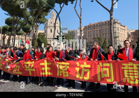 Rom, Italy. 22nd Mar, 2019. Supporters of China's President Xi Jinping are standing at the Imperial Forum to welcome the Chinese President. The Chinese head of state will be received by Italian President Mattarella in Rome on Friday at the start of his European tour. Credit: Annette Reuther/dpa/Alamy Live News