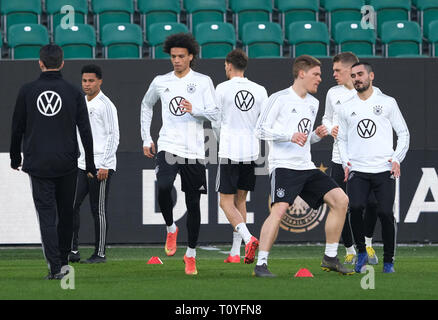 Wolfsburg, Germany. 22nd Mar, 2019. Soccer: National team, training before the European Championship qualifying match against the Netherlands in the Volkswagen Arena. Germany's Ilkay Gündogan (r), Lukas Klostermann, (2nd from right), Marcel Halstenberg (3rd from right) and Leroy Sane (3rd from left), train with the team. Credit: Peter Steffen/dpa/Alamy Live News Stock Photo