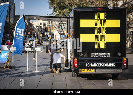 Barcelona, Catalonia, Spain. 22nd Mar, 2019. The European Youth Forum campaign bus is seen at the center of Barcelona.From the 18th March to 5th April, the European Youth Forum will be travelling across Europe in a campaign bus, bringing European politics to the local level. Credit: Paco Freire/SOPA Images/ZUMA Wire/Alamy Live News Stock Photo