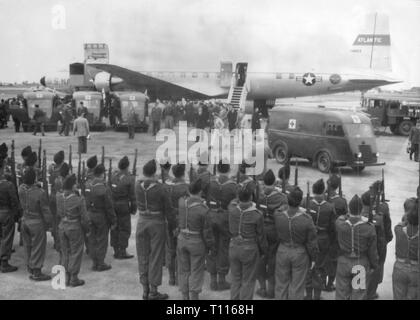 Indochina War 1946 - 1954, Battle of Dien Bien Phu, 13.3. - 7.5.1954, arrival seriously wounded soldiers at airport Orly, Paris, 3.7.1954, evacuation, evacuations, casualty, casualties, soldiers, soldier, military, guard of honour, guard of glory, military honour, welcoming, aircraft, USA, United States of America, US Air Force, wars, Indochina, France, colonial war, people, 20th century, 1950s, battle, battles, airport, airports, historic, historical, Additional-Rights-Clearance-Info-Not-Available Stock Photo