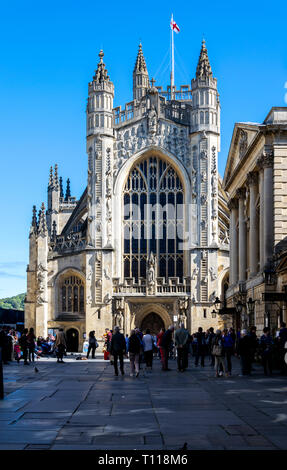 Tourists in front of the West front of Bath Abbey Stock Photo