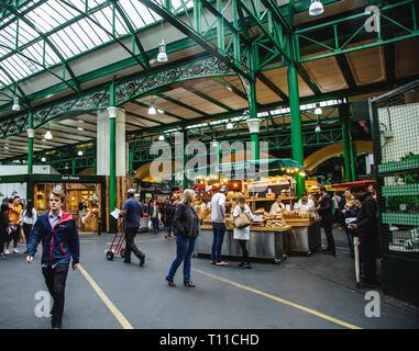 Shoppers at Boroughs Market Bread Stand Stock Photo