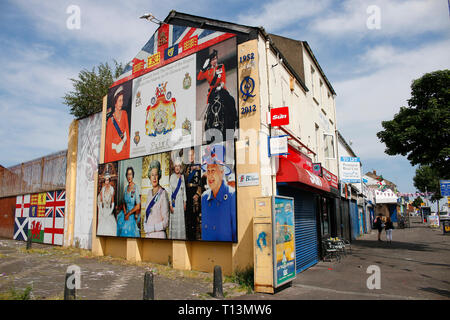 britische Fahne und Portrait der britischen Koenigin Elizabeth II - Wandbild/ Mural, das an den Buergerkrieg erinnert , im protestantischen Teil Belfa Stock Photo