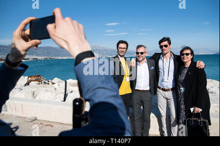 Split, Croatia. 22nd Mar, 2019. Nicol Ljubic (l-r), journalist, Michael Roth (SPD), Minister of State for Europe in the Federal Foreign Office, Stipe Erceg, actor, and Alida Bremer, writer, have themselves photographed in the port of Divulje. President Steinmeier and his wife are on a two-day visit to Croatia. Credit: Bernd von Jutrczenka/dpa/Alamy Live News Stock Photo