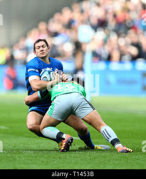 London, UK. 23rd March, 2019. London Stadium, London, UK. Gallagher Premiership rugby, Saracens versus Harlequins; Alex Goode of Saracens is tackled by Marcus Smith of Harlequins Credit: Action Plus Sports/Alamy Live News