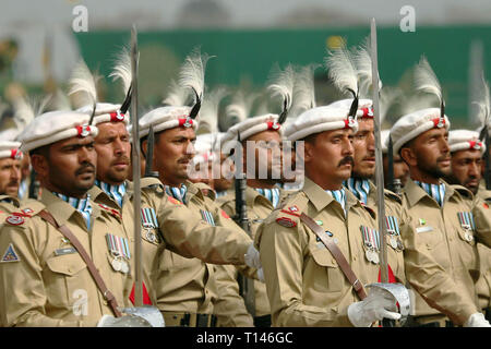 Islamabad, Pakistan. 23rd Mar, 2019. Pakistani soldiers march during ...