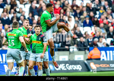 London, UK. 23rd March, 2019.Harlequins Nathan Earle catches the high ball during the Aviva Premiership match between Saracens and Harlequins at the London Stadium, Queen Elizabeth Olympic Park , London, England on 23 March 2019. Photo by Phil Hutchinson. Editorial use only, license required for commercial use. No use in betting, games or a single club/league/player publications. Credit: UK Sports Pics Ltd/Alamy Live News