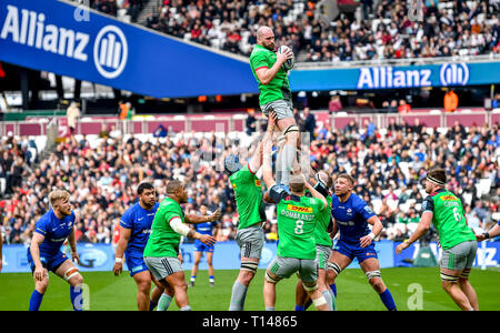 London, UK. 23rd March, 2019.Harlequins Matt Symons takes the line in ball during the Aviva Premiership match between Saracens and Harlequins at the London Stadium, Queen Elizabeth Olympic Park , London, England on 23 March 2019. Photo by Phil Hutchinson. Editorial use only, license required for commercial use. No use in betting, games or a single club/league/player publications. Credit: UK Sports Pics Ltd/Alamy Live News