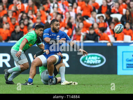 London, UK. 23rd March, 2019. London Stadium, London, UK. Gallagher Premiership rugby, Saracens versus Harlequins; Billy Vunipola of Saracens passes the ball as he is tackled Credit: Action Plus Sports/Alamy Live News