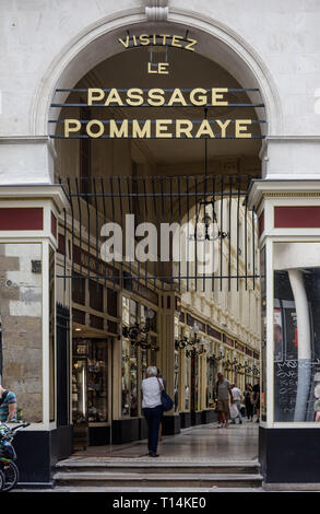 Die Passage Pommeraye ist eine historische Einkaufspassage im Zentrum von Nantes, benannt nach seinem Erbauer Louis Pommeraye. Der Bau begann Ende 184 Stock Photo