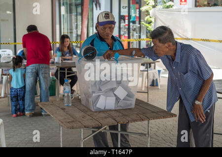 Chalong, Thailand. 24th Mar 2019. Thai man casts his ballot during Thailand General Election 2019 in Chalong, Phuket, Thailand. Credit: Lou Linwei/Alamy Live News Stock Photo