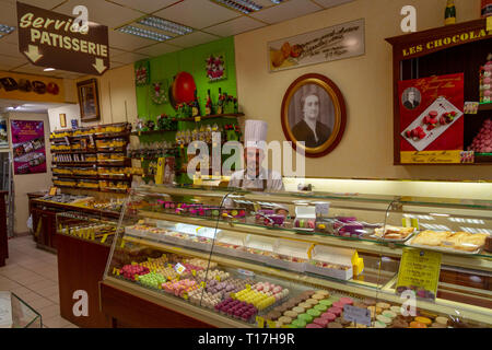 The main counter inside the Auzou Chocolat Macaron/ Larmes de Jeanne d'Arc shop in Rouen, Seine-Maritime, France. Stock Photo