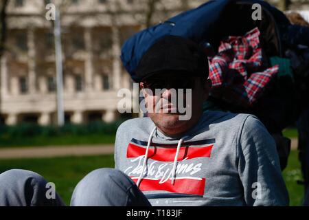 London, UK. 24 Mar, 2019. UK Weather: Lovely sunny weather in central London with lots of people enjoying the sunshine in St. James Park. © Paul Lawrenson 2019, Photo Credit: Paul Lawrenson / Alamy Live News Stock Photo