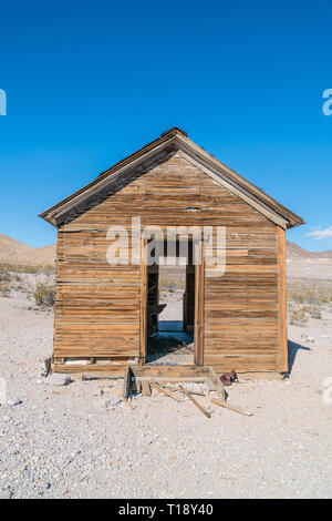 The ruins of an old wooden house in Rhyolite, Nevada. Rhyolite is a ghost town in Nye County, in the U.S. state of Nevada. It is in the Bullfrog Hills Stock Photo