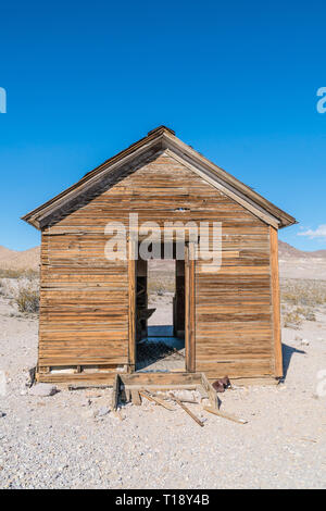 The ruins of an old wooden house in Rhyolite, Nevada. Rhyolite is a ghost town in Nye County, in the U.S. state of Nevada. It is in the Bullfrog Hills Stock Photo