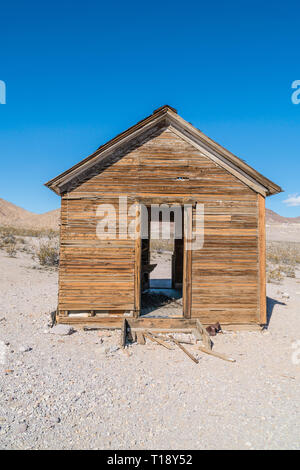 The ruins of an old wooden house in Rhyolite, Nevada. Rhyolite is a ghost town in Nye County, in the U.S. state of Nevada. It is in the Bullfrog Hills Stock Photo