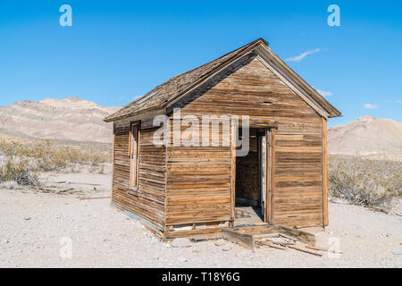 The ruins of an old wooden house in Rhyolite, Nevada. Rhyolite is a ghost town in Nye County, in the U.S. state of Nevada. It is in the Bullfrog Hills Stock Photo