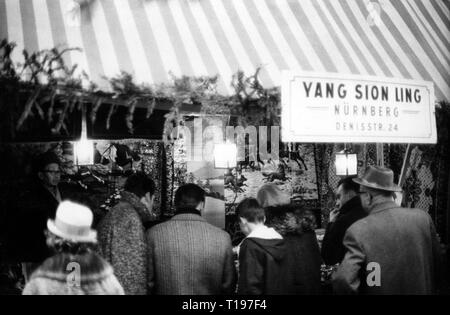 Christmas, Christmas markets, Nuremberg Christmas market, booth of Yang Sion Ling, December 1963, Additional-Rights-Clearance-Info-Not-Available Stock Photo