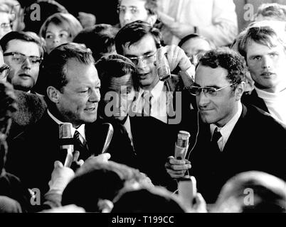 politics, elections, Germany, Election to the Federal Diet 1969, Federal Minister of Foreign Affairs Willy Brandt (Social Democratic Party of Germany) with the journalist Peter Merseburger, Bonn, 28.9.1969, Federal Foreign Minister, Chancellor candidate, Chancellor candidates, candidate, candidates, party chairman, press, presses, politician, politicians, Social Democratic Party of Germany (SPD), interviews, interview, conversation, conversations, talk, talks, half-length, half length, people, group, groups, Bundestag, election, Federal Republic , Additional-Rights-Clearance-Info-Not-Available Stock Photo