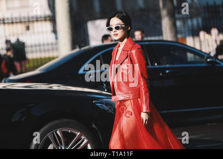 Paris, France - February 27, 2019: Street style outfit - Fashionable girl posing in front of Eiffel Tower during Paris Fashion Week - PFWFW19 Stock Photo
