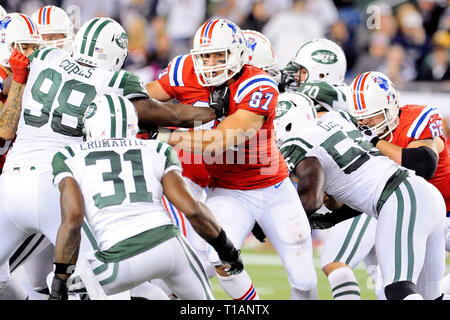 East Rutherford, New Jersey, USA. 25th Nov, 2018. New England Patriots  tight end Rob Gronkowski (87) taking a water break during a NFL game  between the New England Patriots and the New