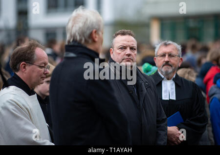 Haltern am See, Germany. 25th Mar, 2019. Gregor Coerdt (l-r), Catholic pastoral officer in the parish of St. Sixtus, Haltern am See, school director Ulrich Wessel, Bodo Klimpel, mayor of the town of Haltern and Karl Henschel, Protestant pastor of the parish in Haltern are standing in the schoolyard of the Joseph König Gymnasium in the French Alps to commemorate the 4th anniversary of the Germanwings crash. According to the investigating authorities, the co-pilot deliberately crashed the Airbus A320 from Barcelona to Düsseldorf in southern France on 24 March 2015. All 150 people o Credit: dpa p Stock Photo