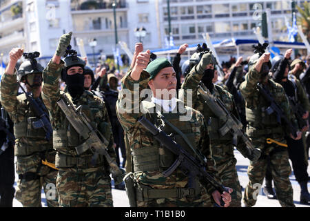 Athens, Greece. 25th Mar, 2019. Greek army soldiers take part in the Independence Day parade in Athens, Greece, on March 25, 2019. Greece marked on Monday the 198th anniversary of the beginning of the Greek War of Independence on March 25, 1821 against the 400-year Ottoman rule with a customary military parade in the center of Athens. Credit: Marios Lolos/Xinhua/Alamy Live News Stock Photo