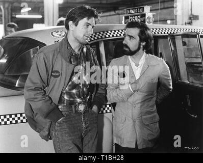 Robert De Niro director Martin Scorsese on set candid TAXI DRIVER 1976 screenplay Paul Schrader Bill / Phillips  Italo / Judeo Productions  Columbia Pictures Corporation Stock Photo
