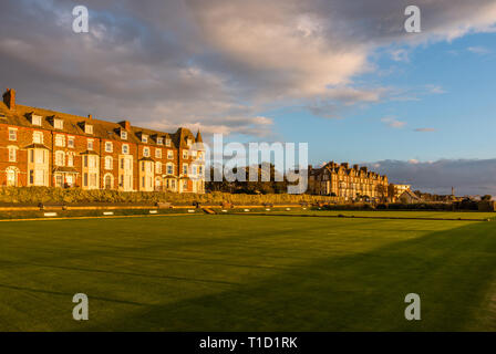 Cliff Parade bowling green and terrace of houses at Hunstanton warn late evening sun, Norfolk, East Anglia, England, UK. Stock Photo