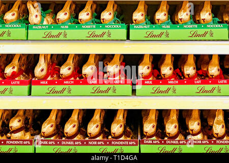 Foil wrapped Lindt Gold Bunny Chocolate Easter bunnies on store shelf Stock Photo