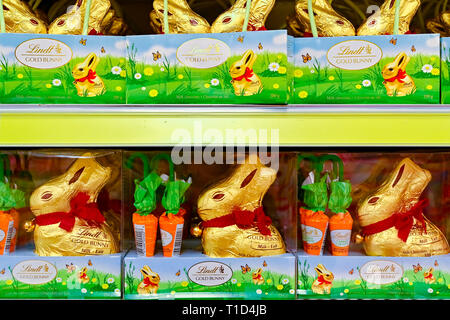 Foil wrapped Lindt Gold Bunny Chocolate Easter bunnies on store shelf Stock Photo