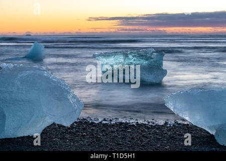 Icebergs on Jokulsarlon Iceberg Beach (aka Diamond Beach), Iceland Stock Photo