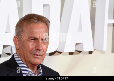Madrid, Spain. 25th Mar, 2019. Actor Kevin Costner, 64 years-old, poses for media as he arrives for the premiere of 'Highwaymen' ('Emboscada final') at Capitol cinema in Madrid. Credit: Jorge Sanz/Pacific Press/Alamy Live News Stock Photo