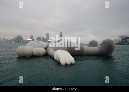 Hong Kong, China. 26th Mar, 2019. March 26, 2019 - Hong Kong, China - The KAWS:HOLIDAY installation is seen on display in Hong Kong's Victoria Harbor. The KAWS:Holiday enlarged structure by American artist Brian Donnelly, also known as KAWS, will be on display until March 31, 2019. Credit: Christopher Jue/ZUMA Wire/Alamy Live News Stock Photo