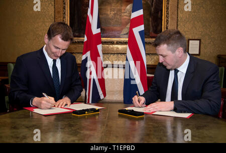 London, UK. 26th Mar 2019. Jeremy Hunt meeting with Icelandic Foreign Minister. Foreign Secretary Jeremy Hunt meeting with  Icelandic Foreign Minister Gudlaugur Th—r Th—rdarson at the Foreign Office, central London. The two Ministers sign a Memorandum of Understanding on our shared commitment to defence and security cooperation, covering policing, cyber and organised crime. Picture by Andrew Parsons / Parsons Media Credit: andrew parsons/Alamy Live News Stock Photo