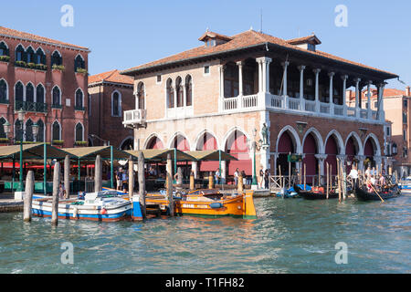 Colourful work boats offloading at Rialto Market, Grand Canal, San Polo, Venice, Veneto, Italy, famous historic fish market Stock Photo