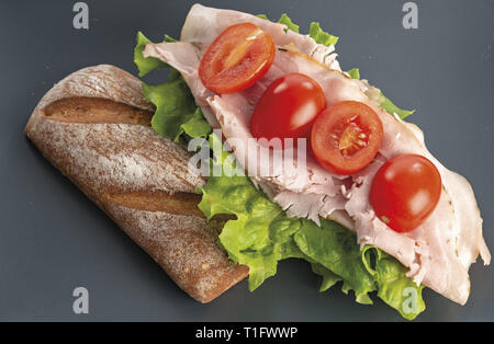 pane e prosciutto con insalata verde e pomodori da sopra Stock Photo