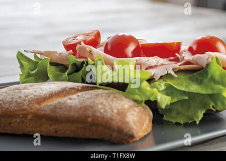 pane e prosciutto con insalata verde e pomodori fronte Stock Photo