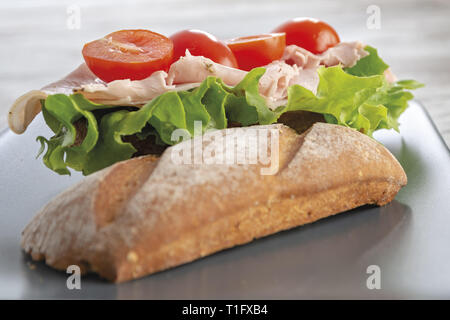 pane e prosciutto con insalata verde e pomodori fronte altra vista Stock Photo