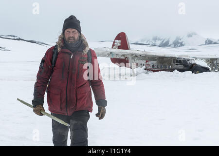 USA. Mads Mikkelsen  in the ©Bleecker Street Media new movie: Arctic (2018). Plot:  A man stranded in the Arctic after an airplane crash must decide whether to remain in the relative safety of his makeshift camp or to embark on a deadly trek through the unknown.  Ref:LMK106-J4344-110219 Supplied by LMKMEDIA. Editorial Only. Landmark Media is not the copyright owner of these Film or TV stills but provides a service only for recognised Media outlets. pictures@lmkmedia.com