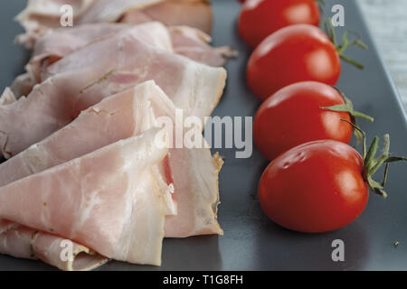 prosciutto cotto con pomodori primo piano altra vista Stock Photo