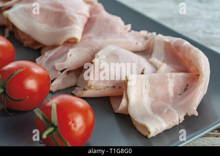 prosciutto cotto con pomodori primo piano da sopra Stock Photo