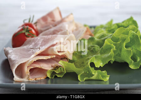 prosciutto cotto con pomodori e insalata verde primo piano dal basso Stock Photo